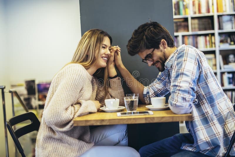 Ehepaar, das sich gerne in einem Café unterhält stockbild