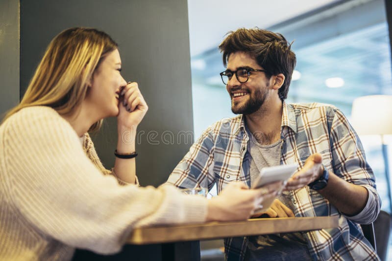 Ehepaare, die Mobiltelefon in einem Café benutzen lizenzfreies stockfoto
