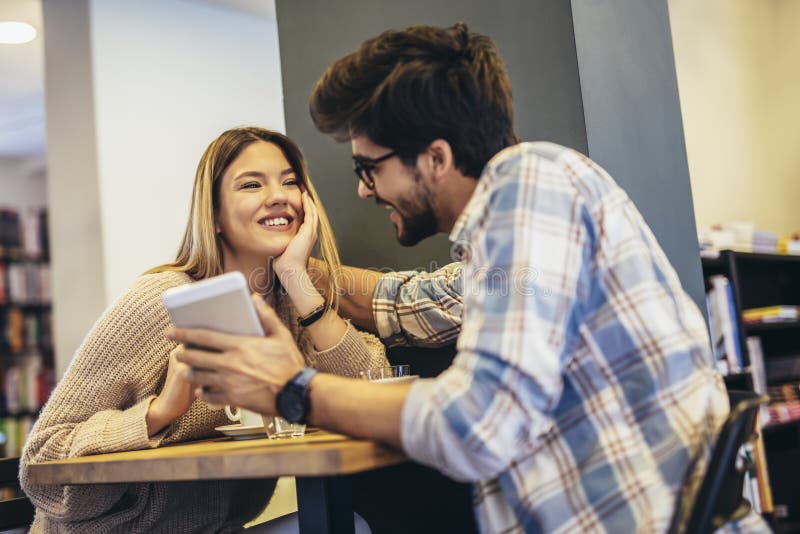 Ehepaare, die Mobiltelefon in einem Café benutzen lizenzfreies stockbild
