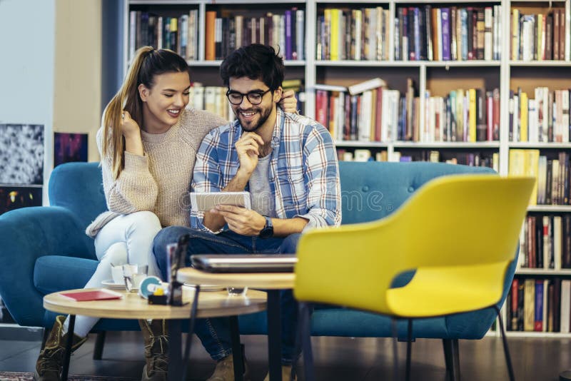 Ehepaare, die Mobiltelefon in einem Café benutzen stockbilder