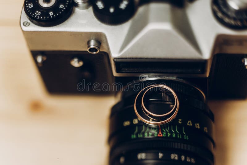 Eheringe auf altem photocamera Hochzeitsphotographkonzept, stockfotos Eheringe auf altem photocamera Hochzeitsphotographkonzept, stockfotos