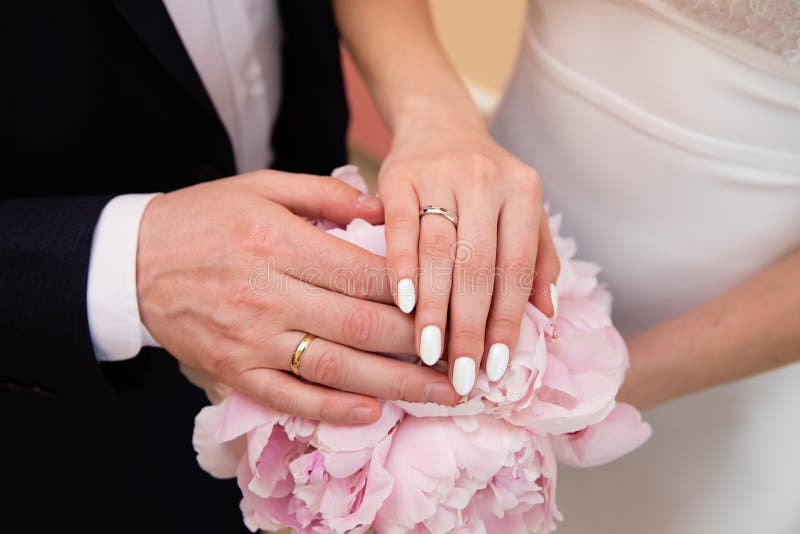 Eheringe Hand Und Blumen Im Hochzeitsfoto Fotos Kostenlose Und Royalty Free Stock Fotos Von Dreamstime