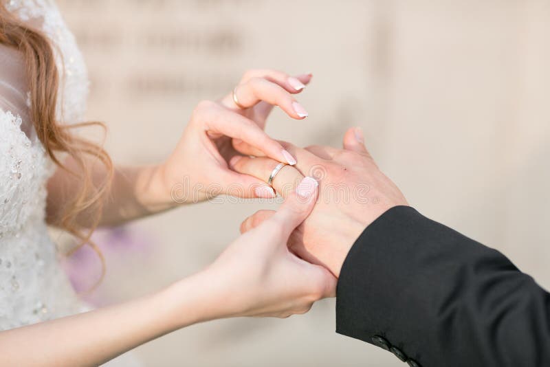Eheringe und Hände der Braut und des Bräutigams junge Hochzeitspaare an der Zeremonie matrimony Mann und Frau in der Liebe Zwei stockfotos Eheringe und Hände der Braut und des Bräutigams junge Hochzeitspaare an der Zeremonie matrimony Mann und Frau in der Liebe Zwei stockfotos