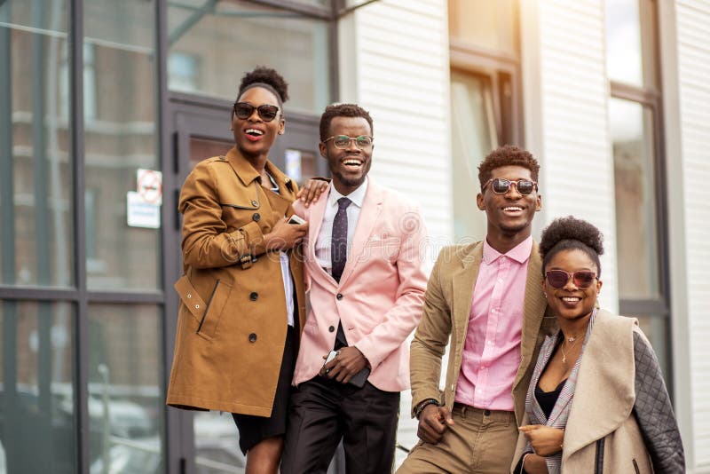 Ehrfürchtige afrikanische Leute in den dashy Ausstattungen lizenzfreie stockfotografie Ehrfürchtige afrikanische Leute in den dashy Ausstattungen lizenzfreie stockfotografie