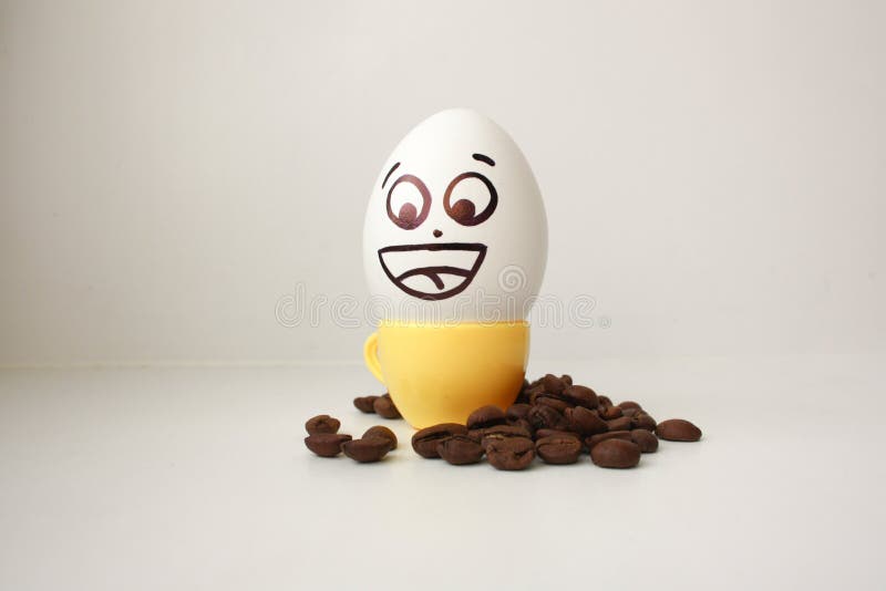Ei Mit Einem Gesicht Lustig Und Nett Zu Einer Kaffeetasse Stockbild Bild Von Karikatur Gesicht 91718575