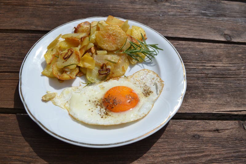 Ei Mit Gebratenen Kartoffeln Stockfoto - Bild von frühstück, kartoffel ...