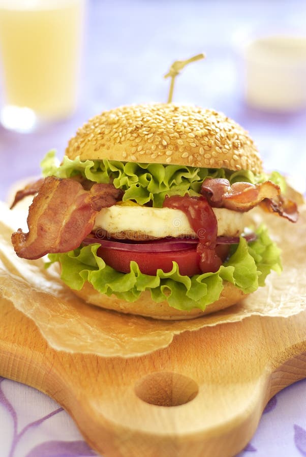 Eiburger mit Gemüse und gebratenem Speck stockbild