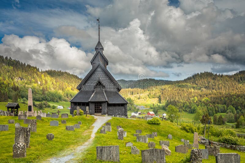 Eidsborg klepki średniowieczny drewniany kościół, cmentarz w przodzie z zielonym niebem w backround i, Tokke, Telemark zdjęcie royalty free Eidsborg klepki średniowieczny drewniany kościół, cmentarz w przodzie z zielonym niebem w backround i, Tokke, Telemark zdjęcie royalty free