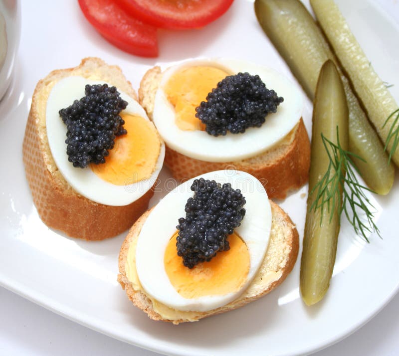 Eier mit Kaviar stockbild. Bild von eier, gurken, tomaten - 11482709