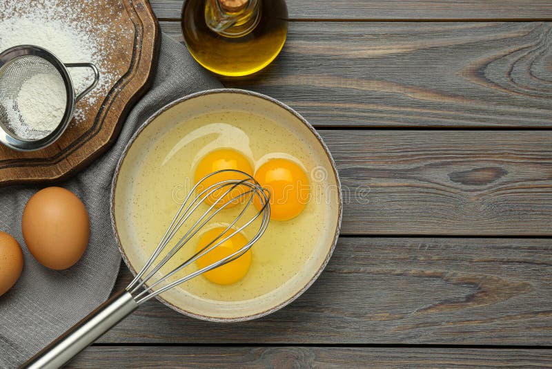 Schneebesen Und Eier in Schüssel Butter Auf Holztisch Flach Legen Stockfoto  - Bild von tabelle, nahrung: 252081610