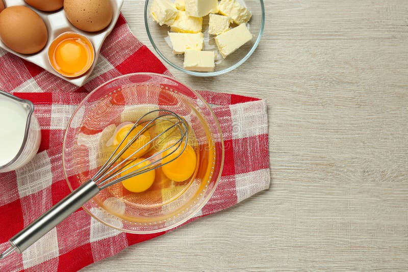 Schneebesen Und Eier in Schüssel Butter Auf Holztisch Flach Legen Stockfoto  - Bild von tabelle, nahrung: 252081610