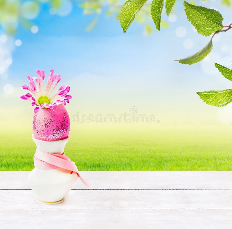 Eier, weißer Holztisch auf Hintergrund des Himmel-, Gras- und Frühlingsgrüns verlässt lizenzfreies stockbild