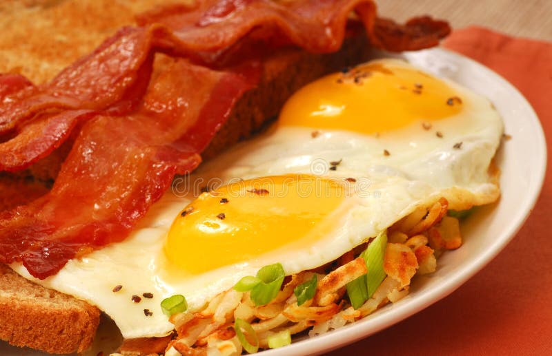 Eieren, bacon, toost en gebakken aardappelen stock afbeeldingen Eieren, bacon, toost en gebakken aardappelen stock afbeeldingen