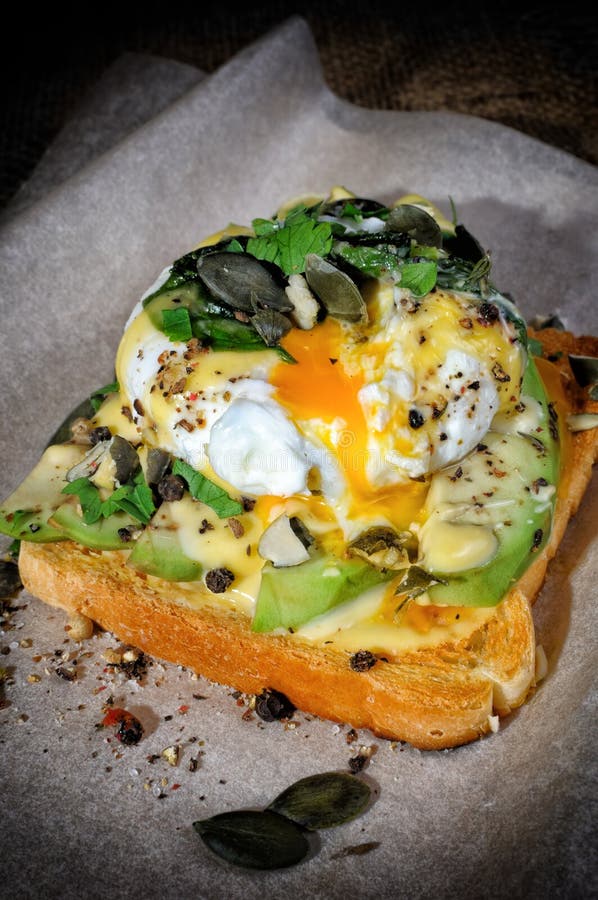 Eieren Benedict met avocado op toost stock foto's Eieren Benedict met avocado op toost stock foto's
