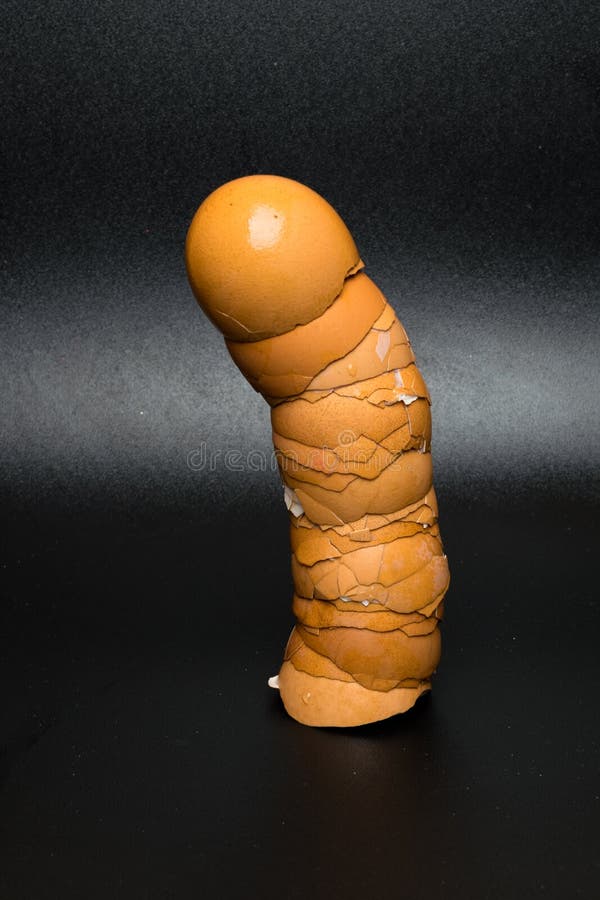 eierenshell, Symbolen aan de penis of mannelijke organen concept: voeding en gezondheid Penismaatregel, mensenmacht en kracht stock foto's eierenshell, Symbolen aan de penis of mannelijke organen concept: voeding en gezondheid Penismaatregel, mensenmacht en kracht stock foto's