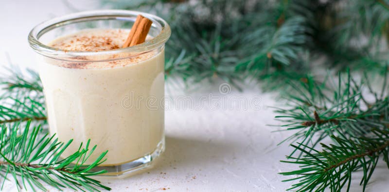 Eierpunsch, traditionelles Weihnachtsgetränk, Cocktail mit Zimt und Muskatnuss für Winterurlaube stockfotografie Eierpunsch, traditionelles Weihnachtsgetränk, Cocktail mit Zimt und Muskatnuss für Winterurlaube stockfotografie