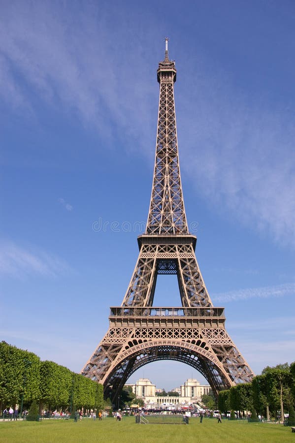 Eiffel Tower v Paříž, modrá obloha.