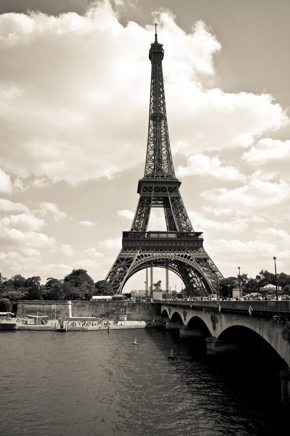 La torre Eiffel in bianco e nero del paesaggio.