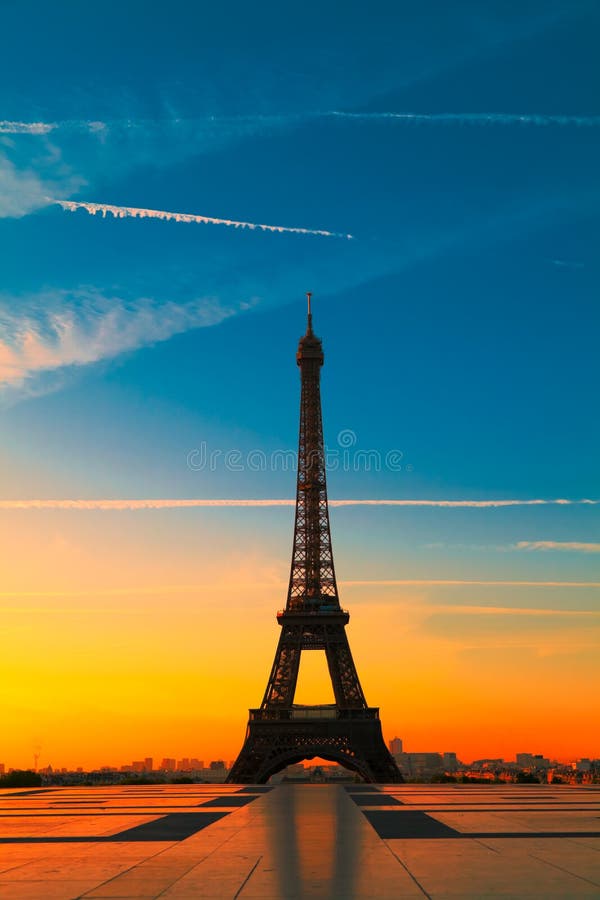 La Torre Eiffel a Parigi, all'alba.