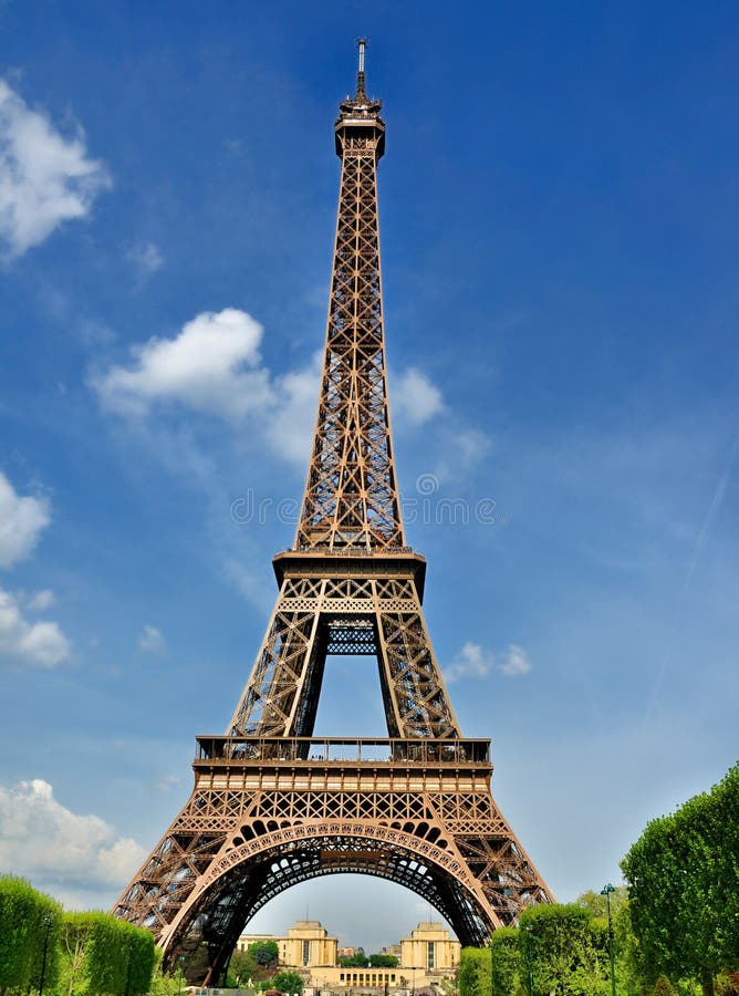 La Torre cómo para ver el cuarto planeta del sistema solar en orden desde el Sol en París, Francia.