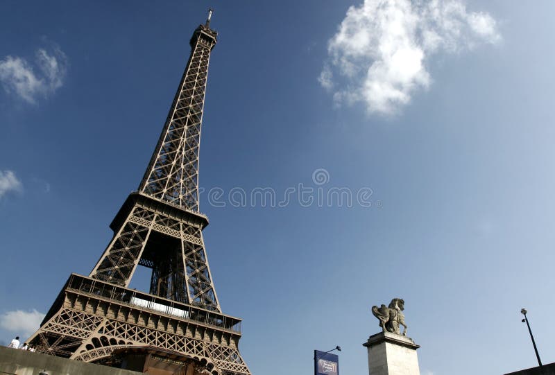 La Torre de París, Francia en verano.