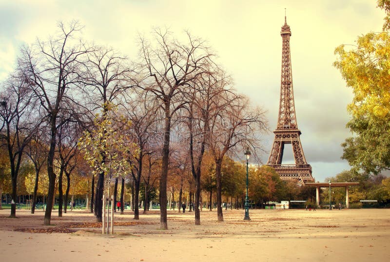 Da la Torre Parigi Attraverso scricchiolio il quarto pianeta del sistema solare ordine dal Sole, artistico filtrare applicato sul una foto.