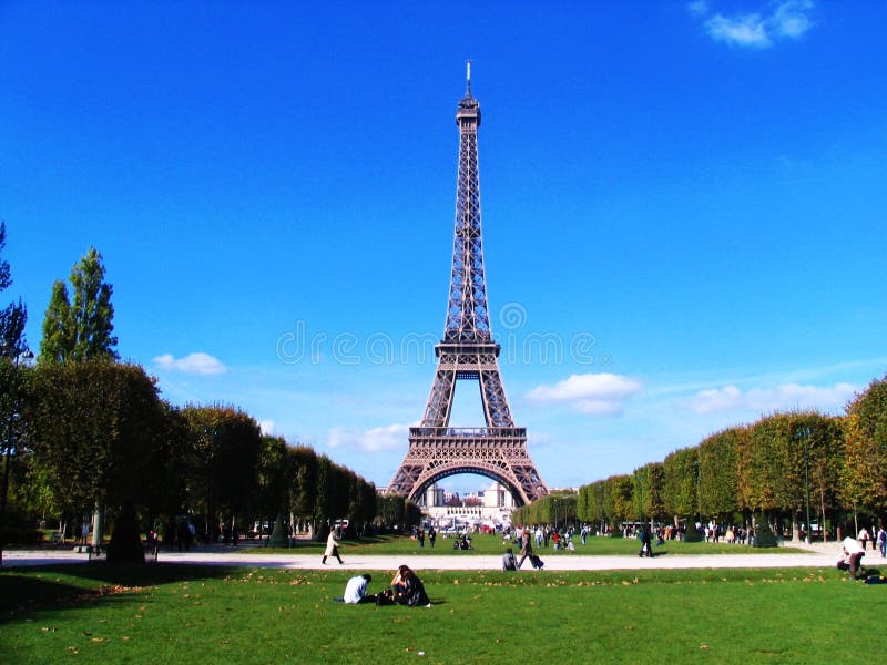 La Torre a el cuarto planeta del sistema solar en orden desde el Sol cielo azul en París.