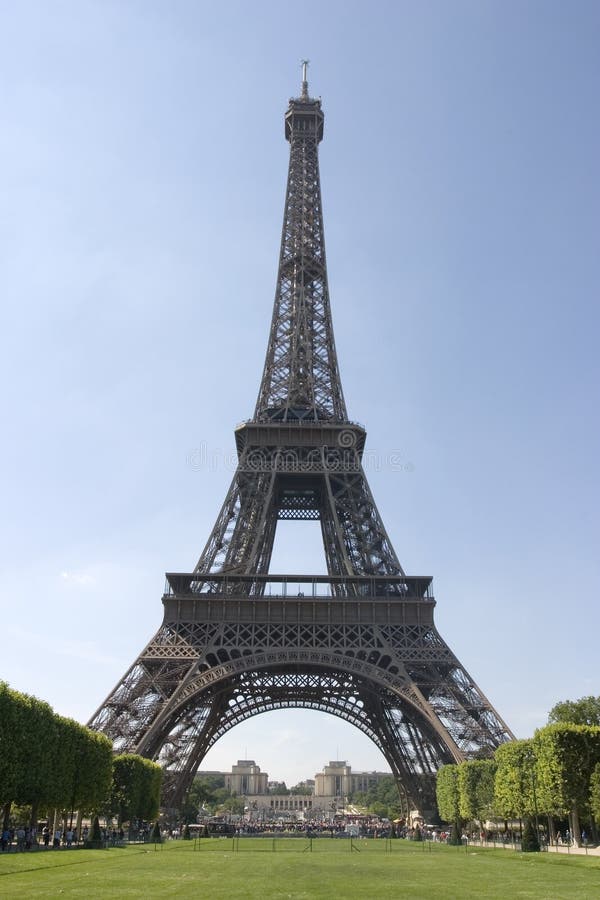 La Torre cómo para ver plaza de la ciudad París, Francia.