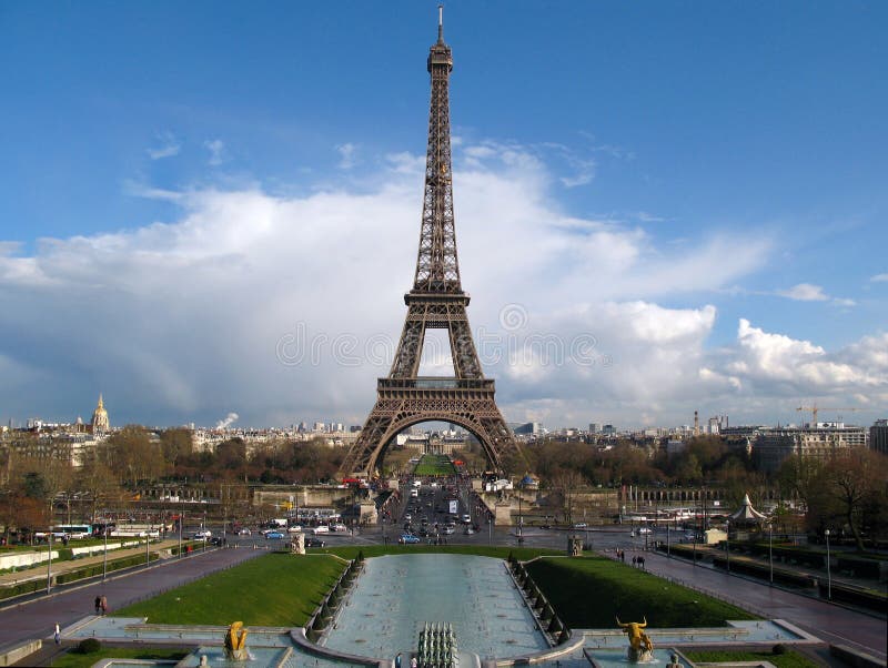 Na slávnej Eiffelovej Veže (Tour Eiffel) a Paríž skyline vidieť z Chaillot hill, s storm ustupujú do pozadia.