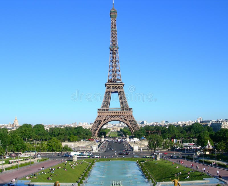 Eiffelova Veža umiestnená uprostred fontány a jazierka v Paríž, hlavné mesto Francúzska