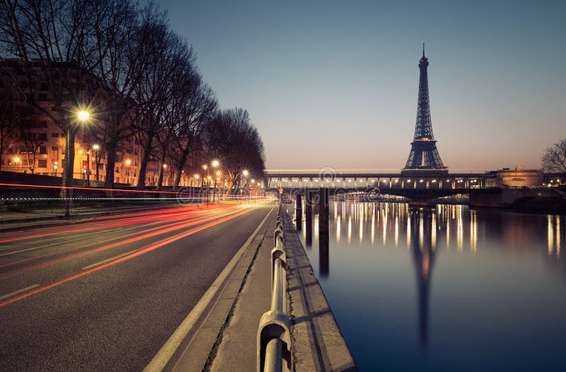 Eiffelturm mit der spiegelung im Fluss Seine.