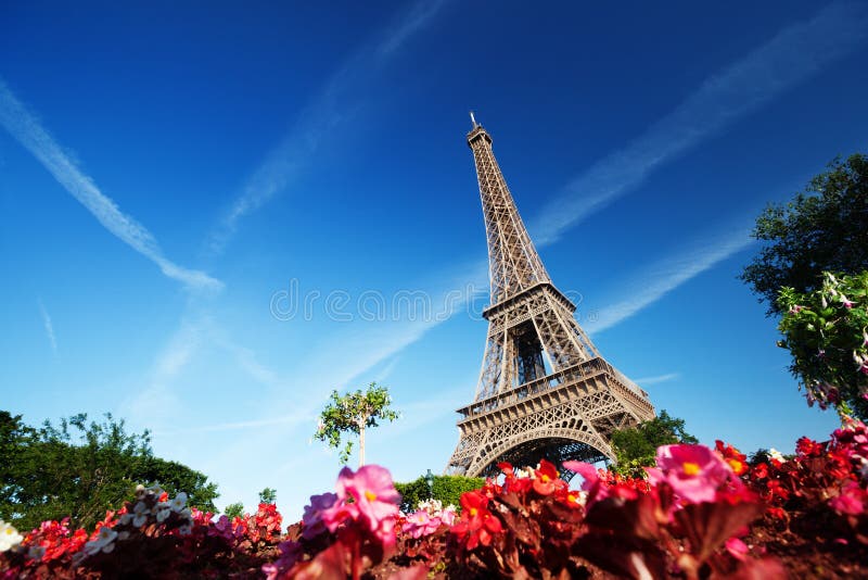 Slnečné ráno a Eiffelova Veža, Paríž, Francúzsko.