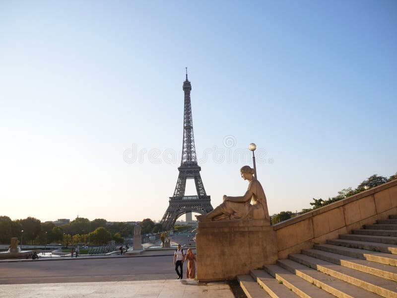 Eiffel Tower from Place du Trocadero and statue royalty free stock photography Eiffel Tower from Place du Trocadero and statue royalty free stock photography