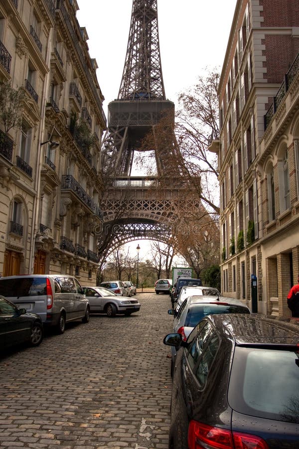 La Torre sobre el calles en París, Francia.