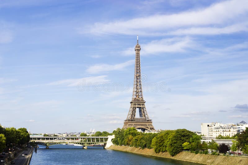 Eiffel Towerfrom взгляд над Siene, Парижем, Францией стоковое фото rf
