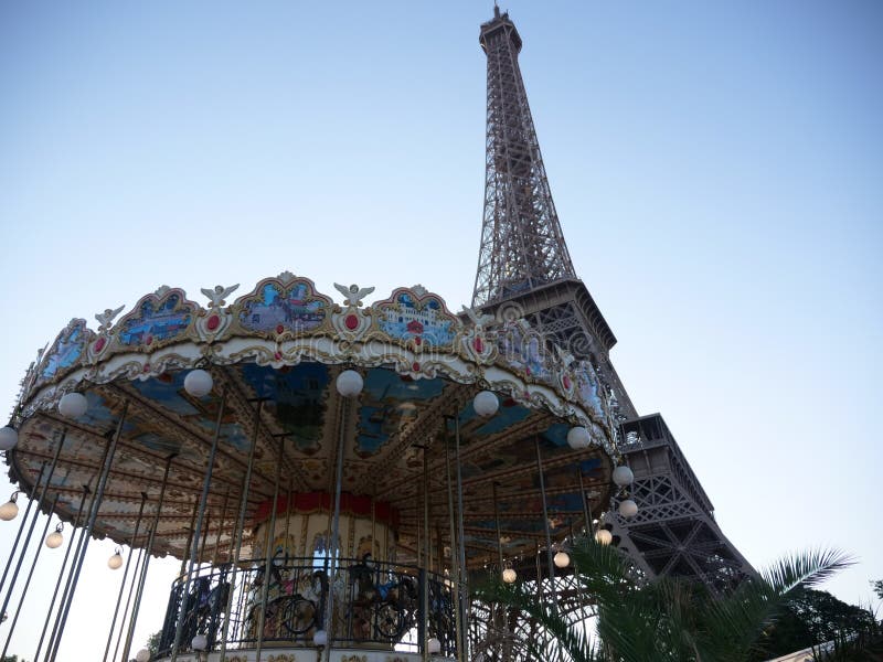 Eiffeltorn och carousalen av Paris arkivfoton Eiffeltorn och carousalen av Paris arkivfoton