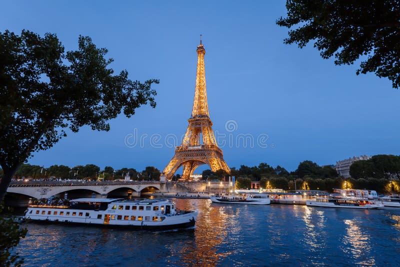 Eiffeltorn och Seine River vid natt arkivbild