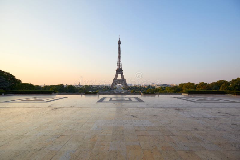 Eiffeltorn och tom Trocadero fyrkant, ingen i en klar morgon i Paris, Frankrike arkivfoto Eiffeltorn och tom Trocadero fyrkant, ingen i en klar morgon i Paris, Frankrike arkivfoto