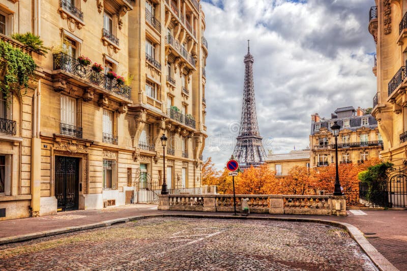 Eiffeltorn som ses från gatan i Paris, Frankrike Abstrakt bakgrund av kullerstentrottoar Eiffeltorn som ses från gatan i Paris, Frankrike Abstrakt bakgrund av kullerstentrottoar