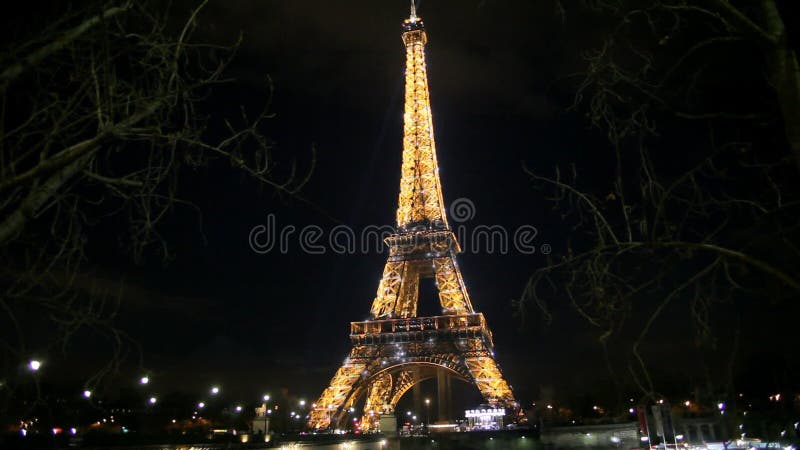 Eiffeltorn som är upplyst i Paris