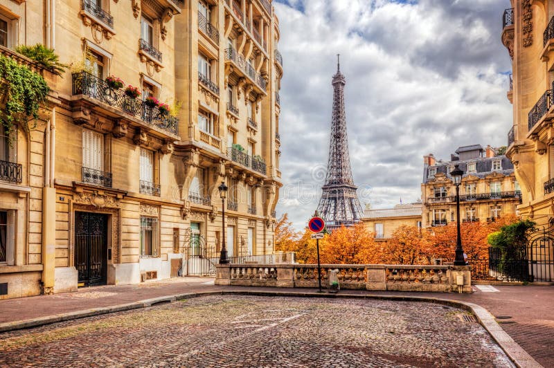 Eiffelturm gesehen von der Straße in Paris, Frankreich Abstrakter Hintergrund der Kopfsteinpflasterung