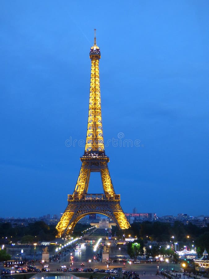 Eiffelturm nachts stockfoto Eiffelturm nachts stockfoto
