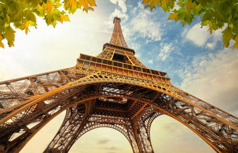 Eiffelturm in Paris Frankreich mit goldenen hellen Strahlen