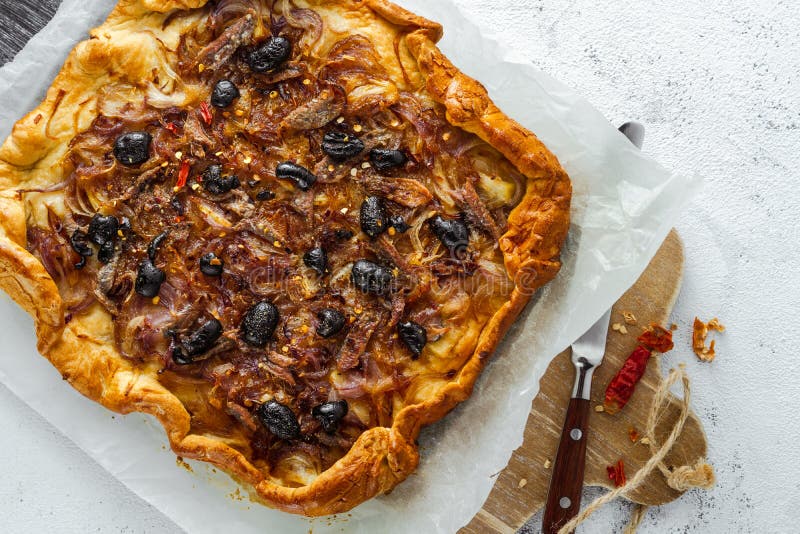 Eigengebackener Zwiebelkuchen Mit Sardellen Und Schwarzen Oliven Auf ...