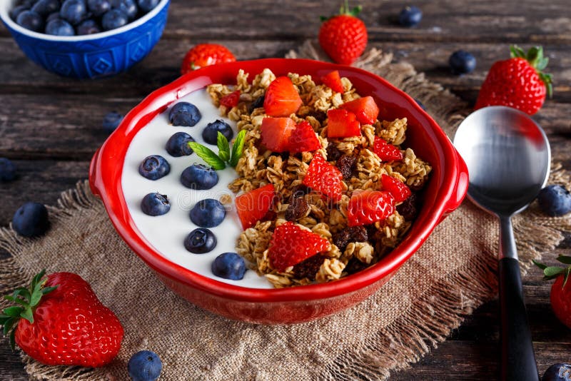 Eigengemaakt granolaontbijt met yoghurt en vers fruitbessen conceptennatuurlijke voeding royalty-vrije stock foto's Eigengemaakt granolaontbijt met yoghurt en vers fruitbessen conceptennatuurlijke voeding royalty-vrije stock foto's