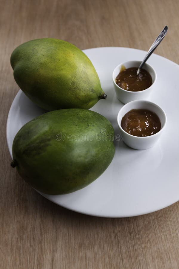 Eigengemaakt mangochutney met mango's stock foto's Eigengemaakt mangochutney met mango's stock foto's