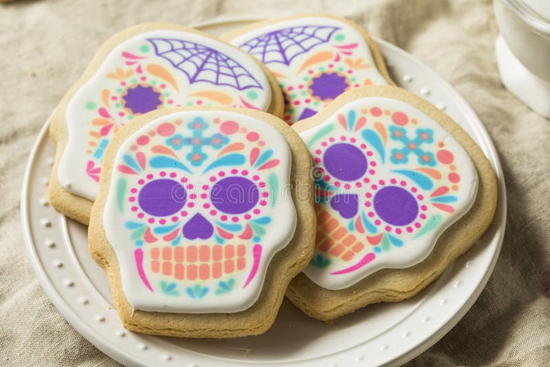 Eigengemaakt Mexicaans Sugar Skull Cookies royalty-vrije stock fotografie Eigengemaakt Mexicaans Sugar Skull Cookies royalty-vrije stock fotografie