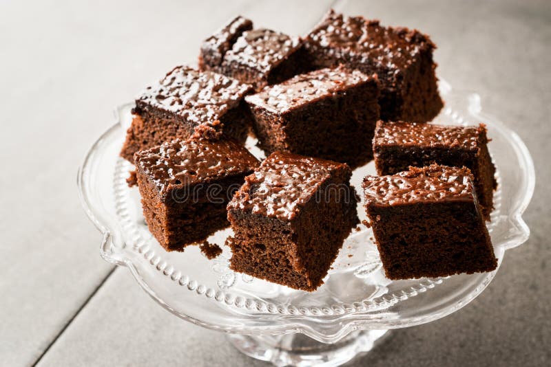 Eigengemaakt Vochtig ChocoladeBiscuitgebak Brownie Pieces in de Uitstekende Tribune van het Glasdessert royalty-vrije stock foto's Eigengemaakt Vochtig ChocoladeBiscuitgebak Brownie Pieces in de Uitstekende Tribune van het Glasdessert royalty-vrije stock foto's
