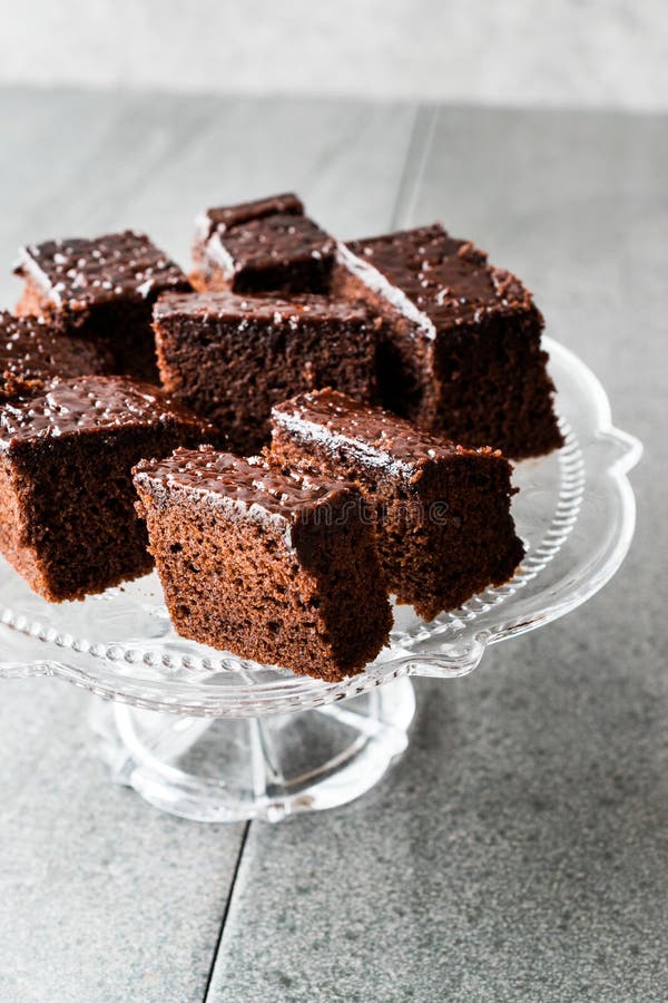 Eigengemaakt Vochtig ChocoladeBiscuitgebak Brownie Pieces in de Uitstekende Tribune van het Glasdessert stock afbeelding Eigengemaakt Vochtig ChocoladeBiscuitgebak Brownie Pieces in de Uitstekende Tribune van het Glasdessert stock afbeelding