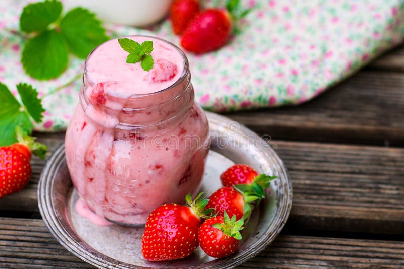 Eigengemaakte aardbeiyoghurt met vanille royalty-vrije stock foto Eigengemaakte aardbeiyoghurt met vanille royalty-vrije stock foto